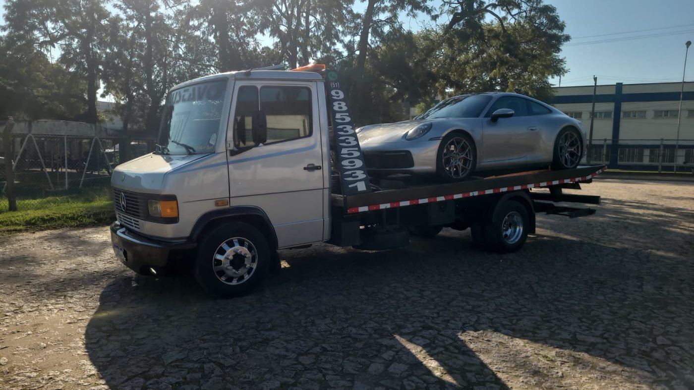 Guincho Gustavo transportando veículo